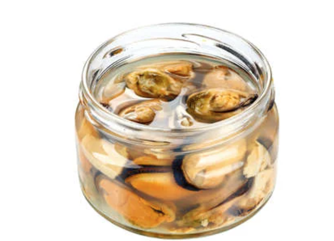 Espárragos trigueros en conserva con mejillones al natural y patatas a la gallega.